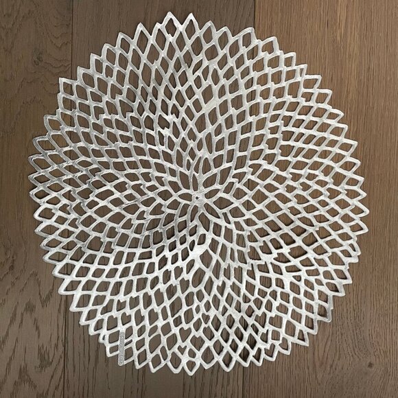 Chilewich Dahlia Pressed Vinyl Metallic Round Placements Set of 6 Silver NWOT - Picture 1 of 8